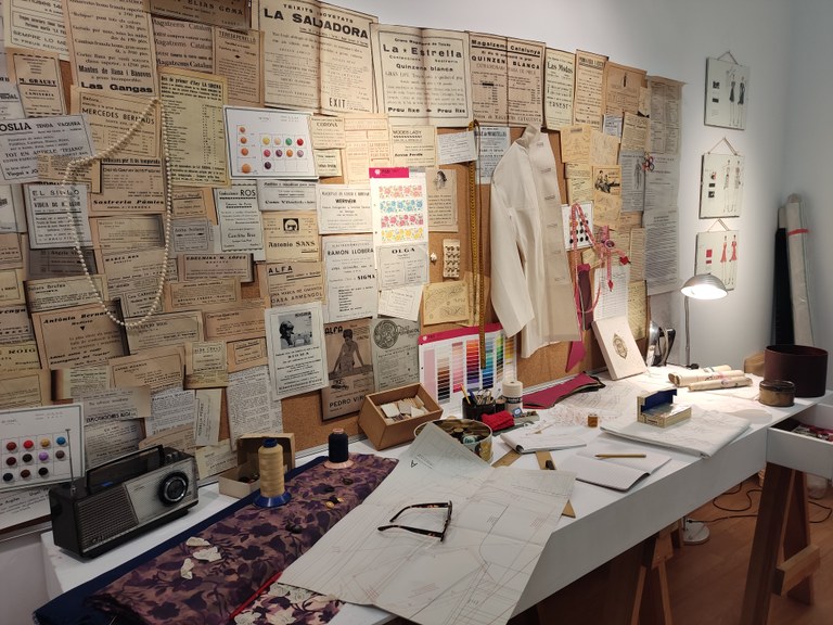 Exposició: ‘PRODUCCIÓ ÍNTIMA. Quan la casa es converteix en un espai de treball i estratègia de supervivència’ (la dona i els oficis tèxtils)