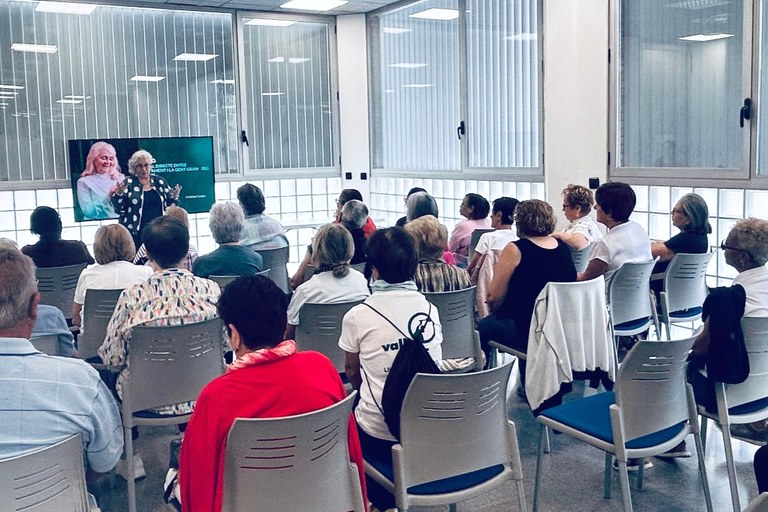 L’Ajuntament de Tàrrega implanta un projecte per apropar la informació municipal a la gent gran