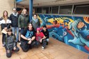 El col·legi Jacint Verdaguer de Tàrrega inaugura un mural de dues plantes realitzat per alumnes de l’Escola d'Art Ondara