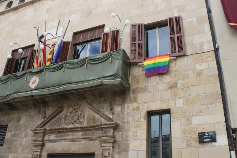 L'Ajuntament de Tàrrega posa la bandera multicolor a la Casa Consistorial amb motiu del Dia Internacional contra l'LGTBI-fòbia
