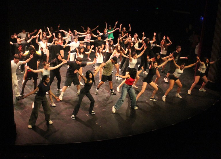 Tàrrega omple el Teatre Ateneu de dansa i moviment amb la mostra final del projecte Mapadeball