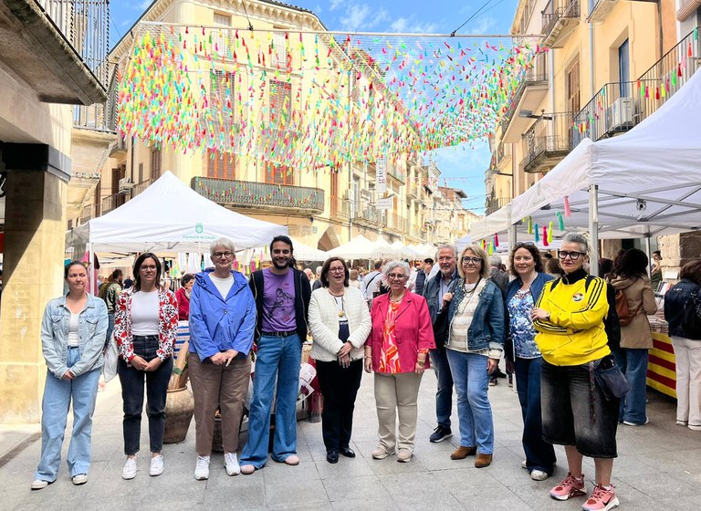 Tàrrega celebra Sant Jordi amb el tradicional Mercat de Llibres i Roses, on inaugura un gran tendal de borles
