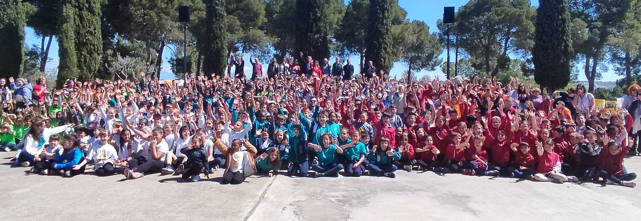 Foto de grup dels infants participants a l'acte amb les autoritats