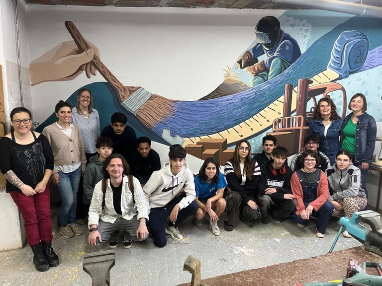 Art mural col·laboratiu entre alumnes per dignificar un centre educatiu a Tàrrega 