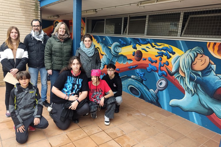 El col·legi Jacint Verdaguer de Tàrrega inaugura un mural de dues plantes realitzat per alumnes de l’Escola d'Art Ondara