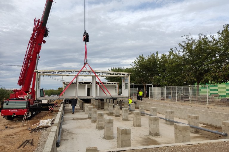 A bon ritme les obres d'instal·lació d'un mòdul prefabricat a l'Escola Maria-Mercè Marçal de Tàrrega, inversió que permetrà posar en servei noves aules
