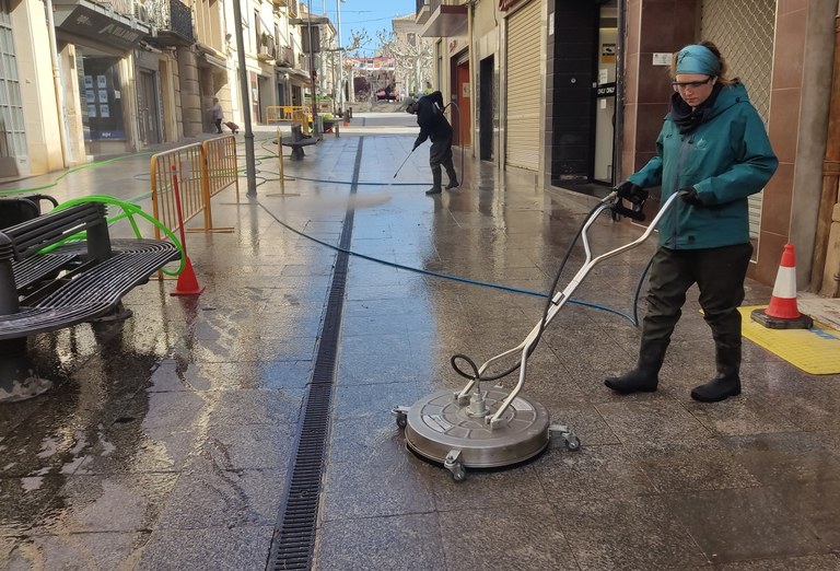 L'Ajuntament de Tàrrega intensifica la neteja de carrers amb un sistema d’aigua a pressió
